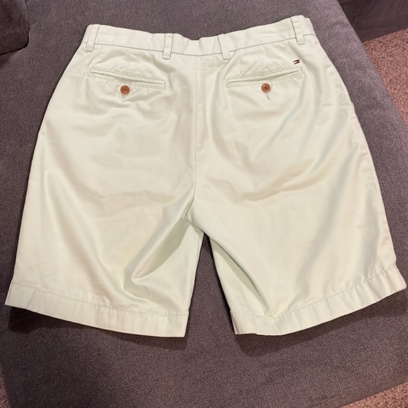 MEN’S Tommy Hilfiger Classic Fit Shorts with 9.5” inseam - Picture 6 of 6